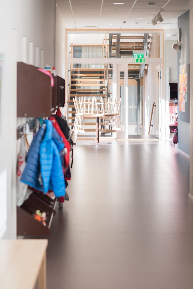 En korridor i en skola med jackor som hänger på väggen