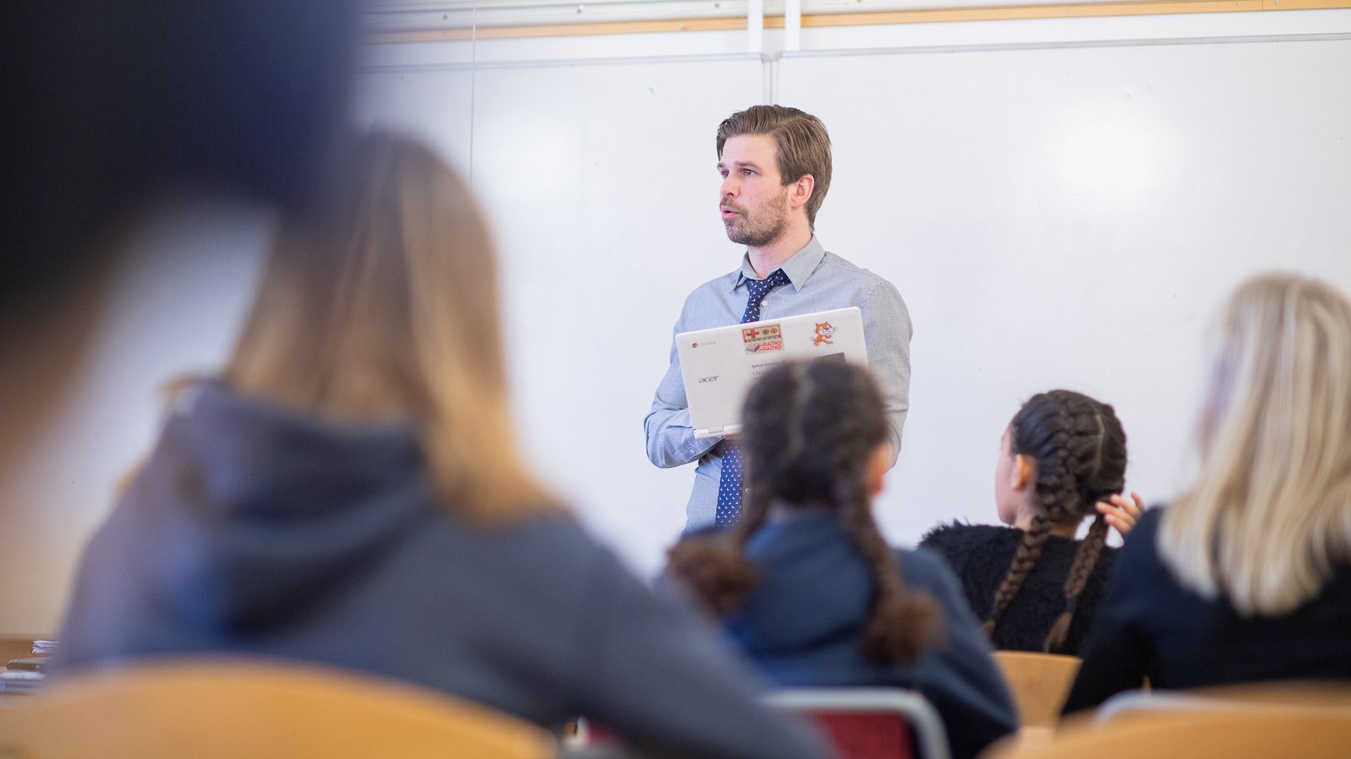 En lärare pratar inför en klass i mellanstadiet