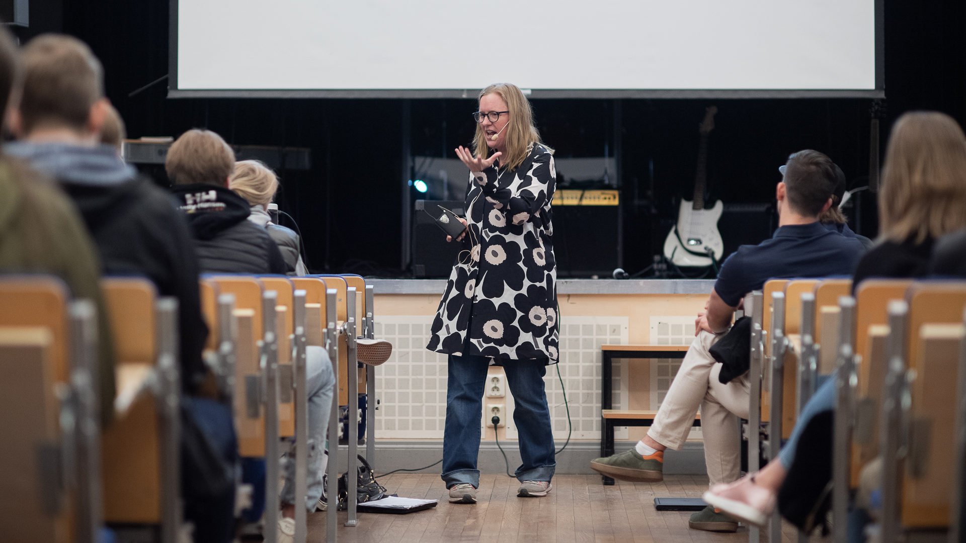 Kristina Alexanderson föreläser kring internet för elever på Hersby gymnasium.