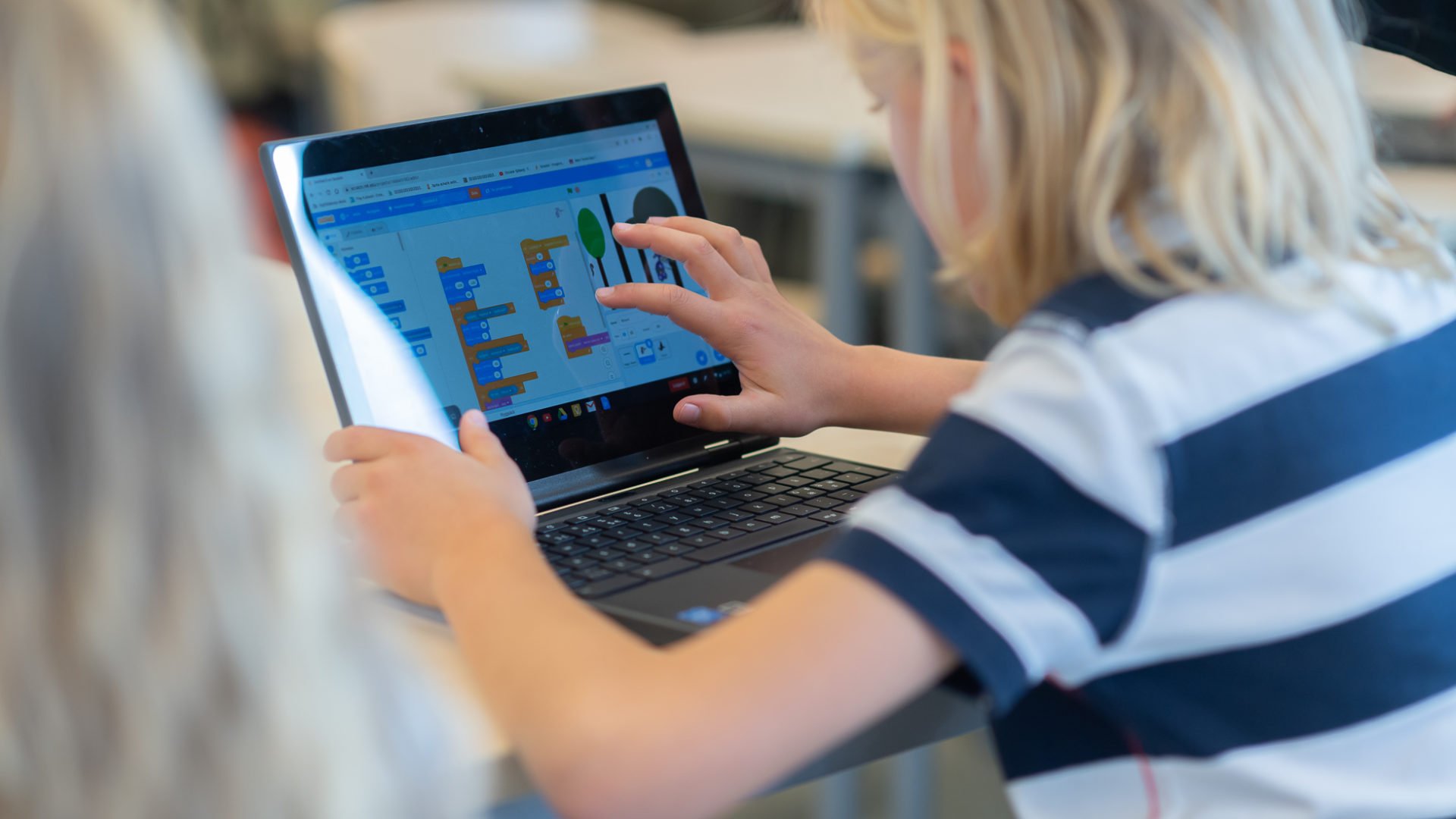 Elever arbetar med datorer