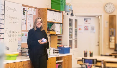 Läraren Ingela Lindström framför tavlan i klassrummet