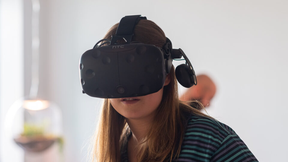 En tjej med VR-glasögon på sig.