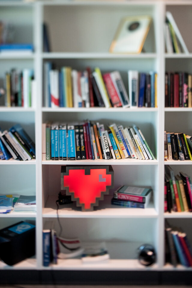 bokhylla med böcker och ett hjärta
