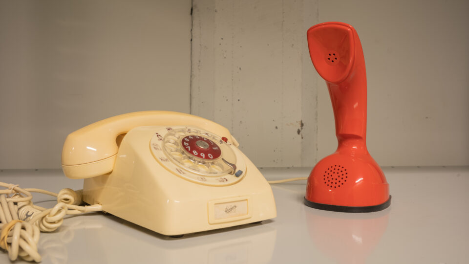 Två gamla telefoner, varav en kobra.