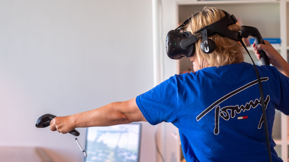 En person spelar med VR (virtual reality).