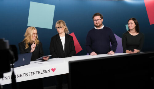 En panel bestående av fyra personer diskuterar framför kameran på Internetdagarna 2022.
