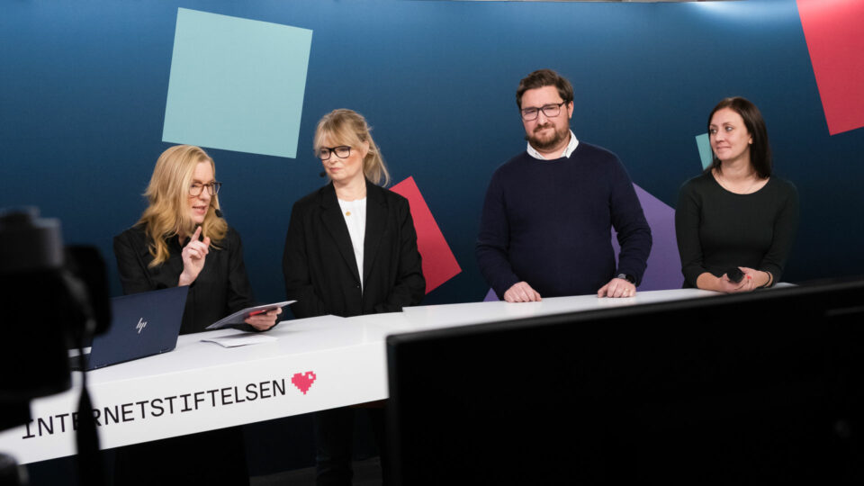 En panel bestående av fyra personer diskuterar framför kameran på Internetdagarna 2022.