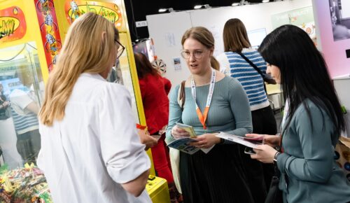 Tre personer står och pratar på konferensen SETT-dagarna.