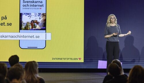 Jannike presenterar på scenen.